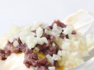 10、凯撒沙拉,放入鳀鱼碎和蒜蓉。