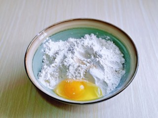 1、培根火腿披萨,我们首先把面发酵上哈，高筋面粉放入大口器具中，加入盐，鸡蛋，玉米油，酵母粉，稍做搅拌。