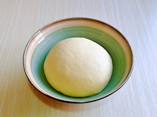 3、培根火腿披萨,再揉成光滑的面团，入蒸箱进行发酵。(大家如果没有蒸的话，也可以炒锅中加入少量水加热至35度，之后把装面团的器具放入锅中，盖上盖子进行发酵，这样可以促进发酵，减短时间的同时还能保持面团的湿度）
