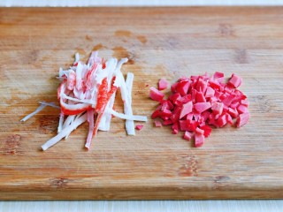 4、培根火腿披萨,我们利用这时间准备披萨的酱料哈，首先将蟹肉，培根用手撕成丝状，香肠切丁。