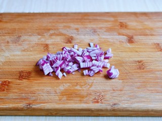 5、培根火腿披萨,洋葱切丁。