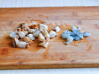 6、培根火腿披萨,扇贝肉一切二，黑虎虾，去皮，去头，去虾线，再切小块。