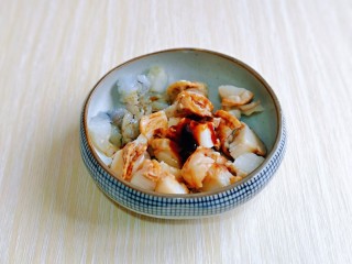 7、培根火腿披萨,切好的海鲜放入碗中，加入生抽，料酒，蚝油。