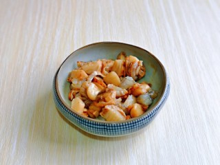 8、培根火腿披萨,充分抓拌均匀，腌制15分钟。