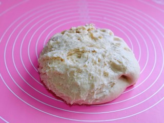 11、培根火腿披萨,发酵好的面团全部是蜂窝状，即为发酵完成。