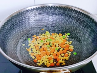 9、培根火腿披萨,锅中加水烧开，下入时蔬，大火烧开煮1水中捞出淋干水分备用。