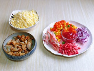 10、培根火腿披萨,准备好番茄酱，马苏里拉芝士，这样披萨馅料就准备好啦！
