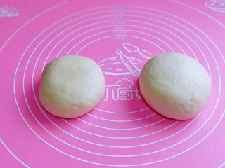 12、培根火腿披萨,将面团揉圆排气，分两份。(我这个是两个披萨的量哈)