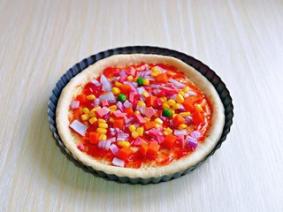 14、培根火腿披萨,涂上一层番茄酱，也可以换成自己喜欢的海鲜酱，辣酱等哈……