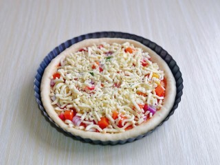 15、培根火腿披萨,均匀撒上洋葱丁，香肠丁，时蔬，撒上一层马苏里拉芝士。