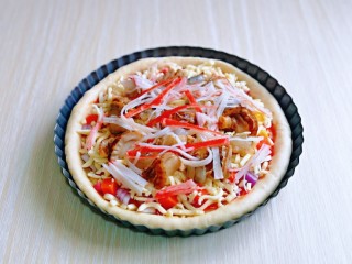 16、培根火腿披萨,再摆放上腌制好的海鲜，培根，蟹肉丝。