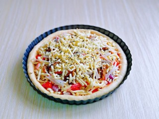 17、培根火腿披萨,最后再铺上一层马苏里拉芝士，撒上罗勒碎，两个同样做好哈。