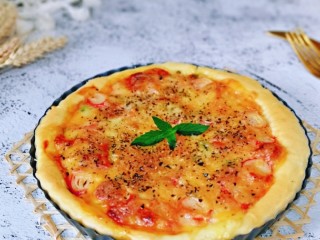 19、培根火腿披萨,烤好的披萨趁热脱模。