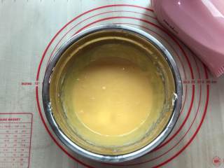 2、数字蛋糕,混合好的蛋黄糊