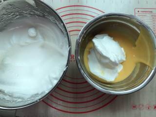 3、数字蛋糕,将1/2的蛋白霜倒入蛋黄糊中，用手动打蛋器从盆底由下向上快速翻拌