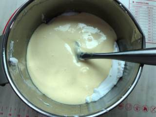 4、数字蛋糕,再把先混合好的蛋糊倒进蛋白糊中，翻拌至看不见蛋白霜