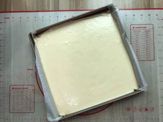 5、数字蛋糕,将蛋糕糊从20厘米高处倒入法焙客模具中28*28的金色烤盘，在桌面上轻轻震，震出气泡