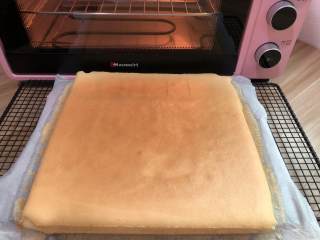 6、数字蛋糕,上色非常完美，出炉先将四周油纸揭掉，凉透将底下的油纸也揭掉