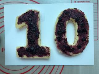 8、数字蛋糕,抹上适量的蓝莓酱