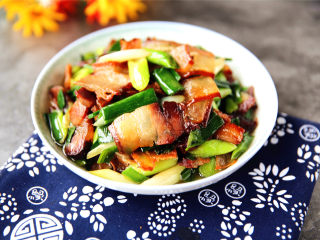 11、蒜苗炒腊肉,翻匀，起锅装盘。