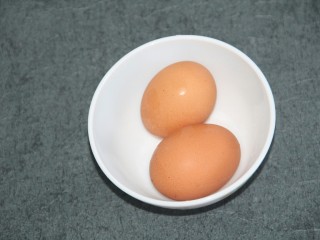 1、鸡蛋沙拉杯,准备两个鸡蛋