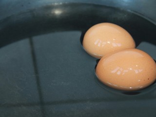 2、鸡蛋沙拉杯,到锅里煮