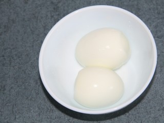 4、鸡蛋沙拉杯,然后剥皮
