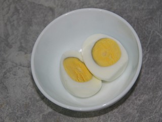 5、鸡蛋沙拉杯,切开两半