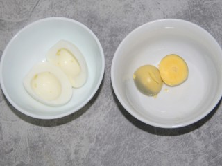 6、鸡蛋沙拉杯,把蛋白和蛋黄分开