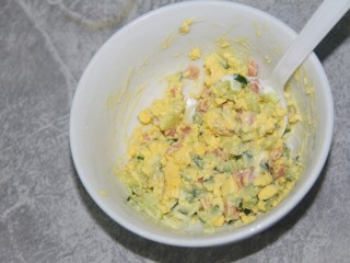 14、鸡蛋沙拉杯,拌匀