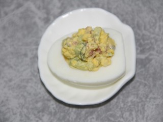 15、鸡蛋沙拉杯,把沙拉蛋黄酱,放入蛋白中