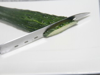 16、鸡蛋沙拉杯,下面做黄瓜装饰,黄瓜切片,斜着切