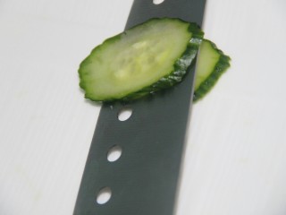 17、鸡蛋沙拉杯,把一片黄瓜再从中间切开,不要切断