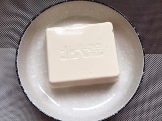 1、皮蛋拌豆腐,绢豆腐放蒸锅蒸5分钟