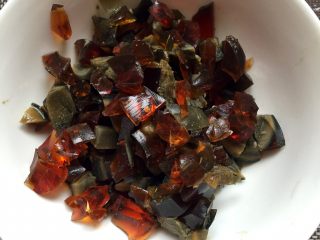 2、皮蛋拌豆腐,皮蛋去皮洗净，切丁