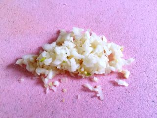 3、皮蛋拌豆腐,大蒜切末