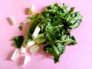 4、皮蛋拌豆腐,香菜切段