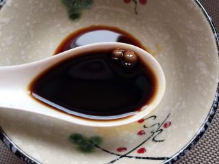 6、皮蛋拌豆腐,倒入醋