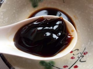 7、皮蛋拌豆腐,倒入蚝油