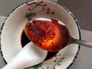 8、皮蛋拌豆腐,倒入辣椒油