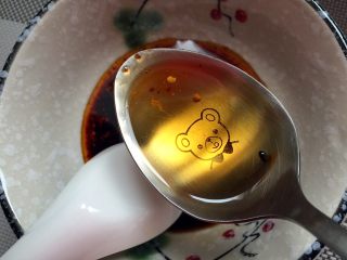 9、皮蛋拌豆腐,倒入芝麻油