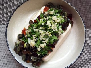 11、皮蛋拌豆腐,蒸好的豆腐上摆放皮蛋丁、香菜段、大蒜末