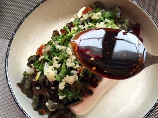 12、皮蛋拌豆腐,淋调好的酱汁即可