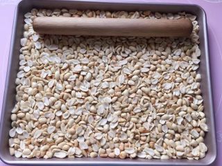 1、花生燕麦饼干,先将烤熟的花生去衣后，用擀面杖稍微擀碎，不要擀的太碎了。（我喜欢带颗粒感的，你也可以磨碎点，根据自己的喜好来）