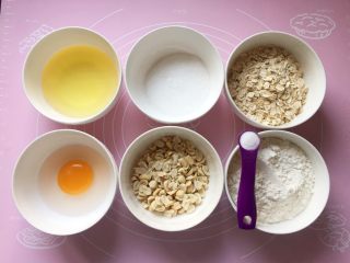 2、花生燕麦饼干,称量好所需食材。