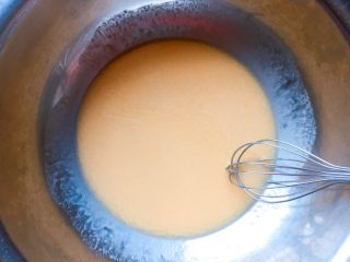 4、花生燕麦饼干,用蛋抽搅拌均匀。