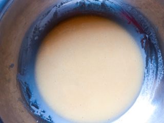 6、花生燕麦饼干,搅拌均匀至白糖溶化。