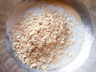 8、花生燕麦饼干,加入即食燕麦片。