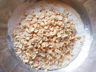9、花生燕麦饼干,加入熟花生米。