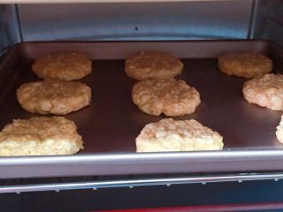 12、花生燕麦饼干,将烤盘放入预热好的烤箱中层，上下火170度，烤20分钟，出炉晾凉即可。